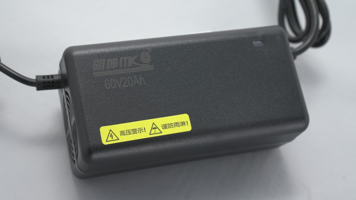 明坤充电器